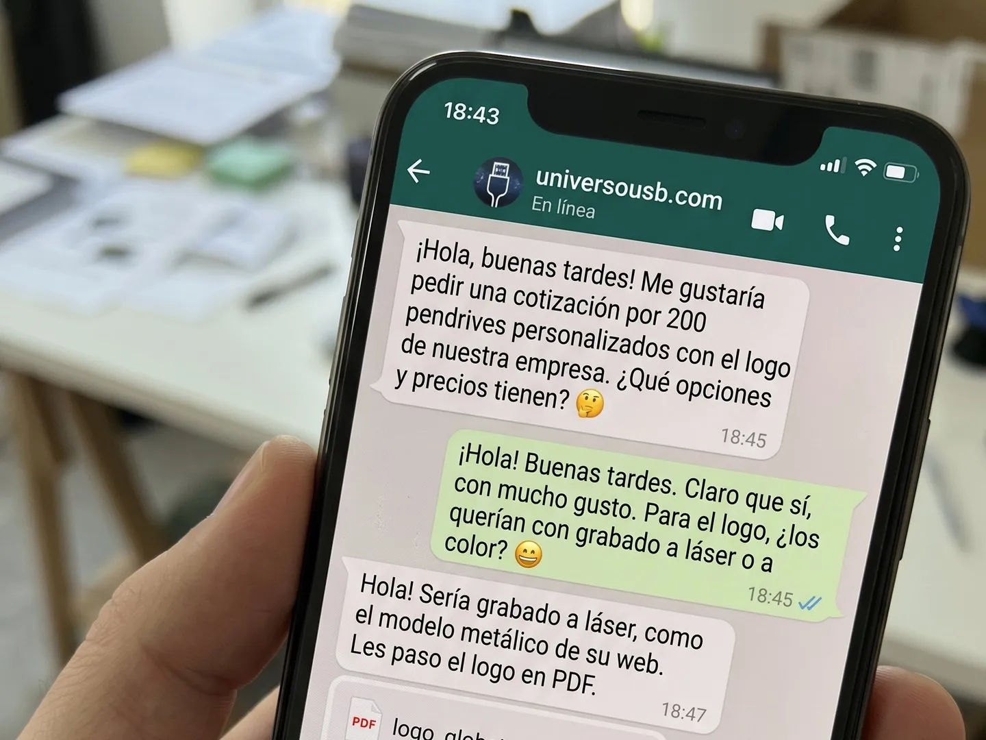 Chat de WhatsApp con UniversoUSB pidiendo una cotización de pendrives personalizados