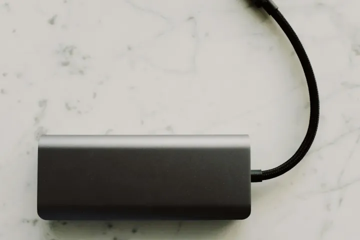 Comparativa entre memoria USB y power bank promocional para empresas